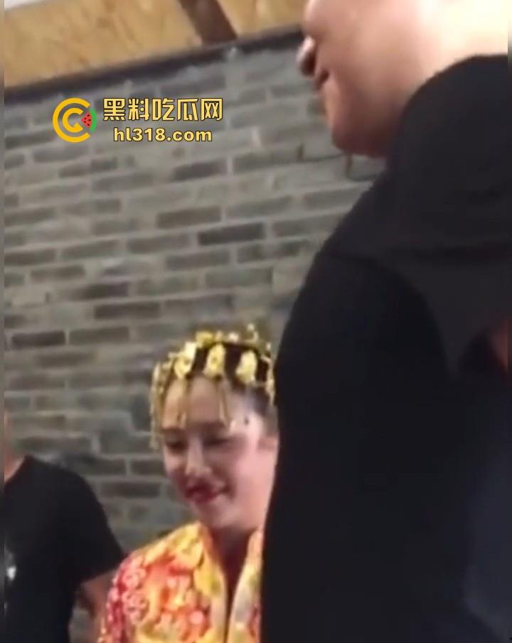 新娘结婚当众口交吞精?新娘低头伸舌舔弄,满意吞下,这是哪个地方的习俗,玩得这么淫乱的嘛!-1
