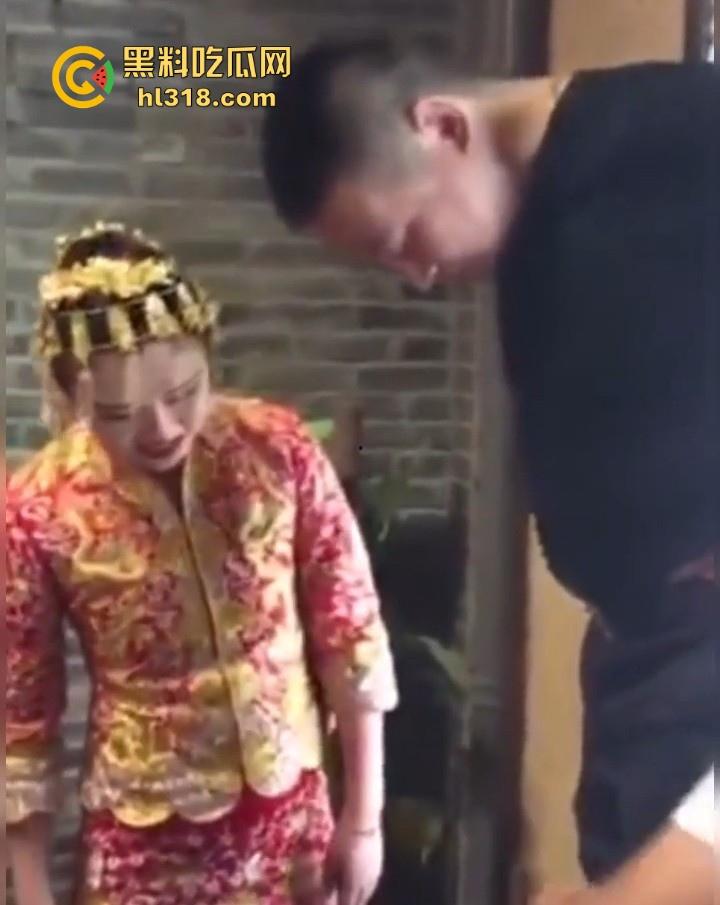 新娘结婚当众口交吞精?新娘低头伸舌舔弄,满意吞下,这是哪个地方的习俗,玩得这么淫乱的嘛!-2