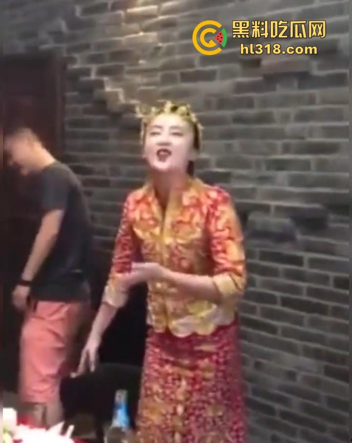 新娘结婚当众口交吞精?新娘低头伸舌舔弄,满意吞下,这是哪个地方的习俗,玩得这么淫乱的嘛!-7
