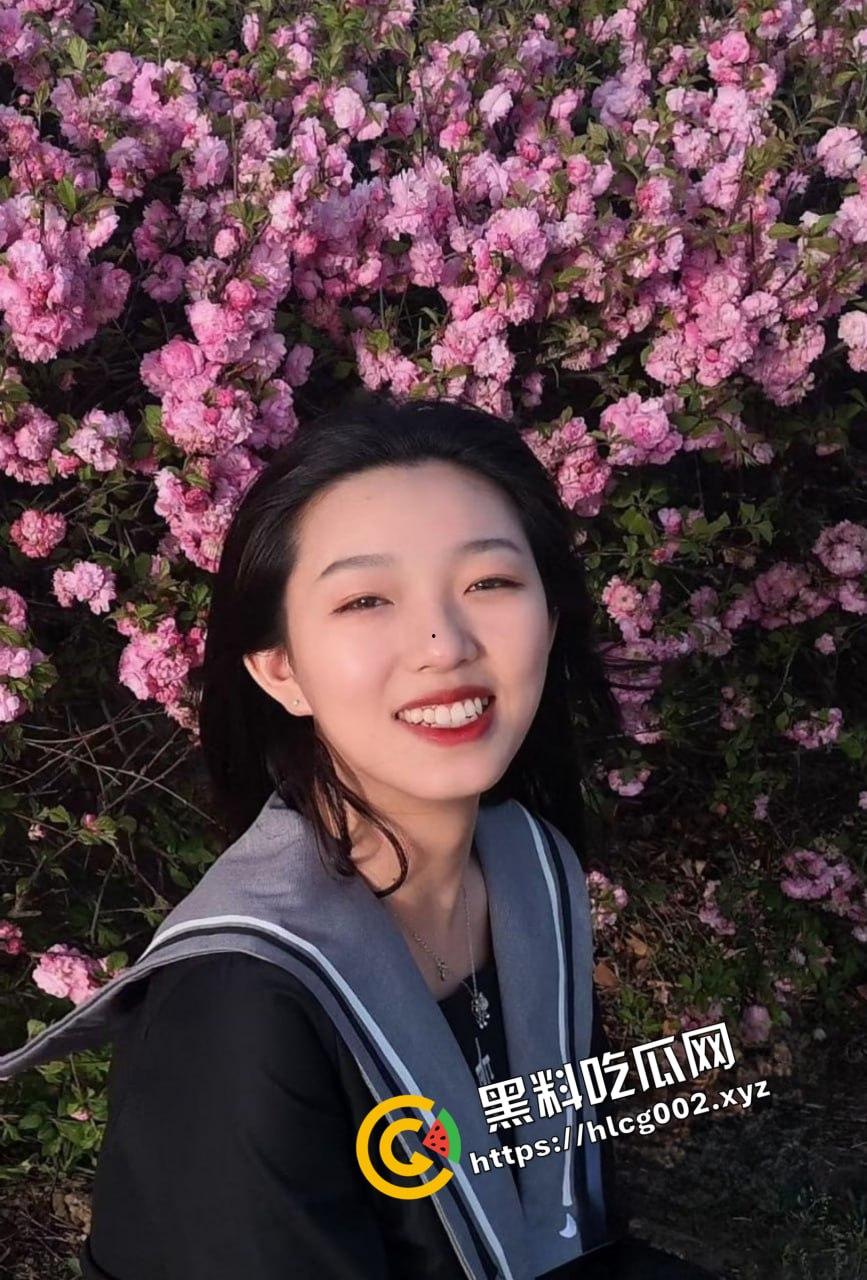 毕业回学校领毕业证 前女友开房勾引我说要打一发毕业炮庆祝一下!-2