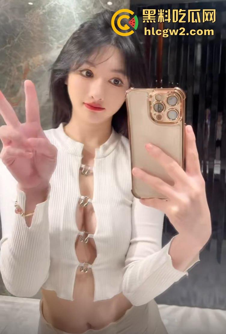 抖音30万粉丝骚鸡福利姬『人间真实小baby』直播露奶子 真空出门玩漏奶,36C露点疯狂撩大哥!-9