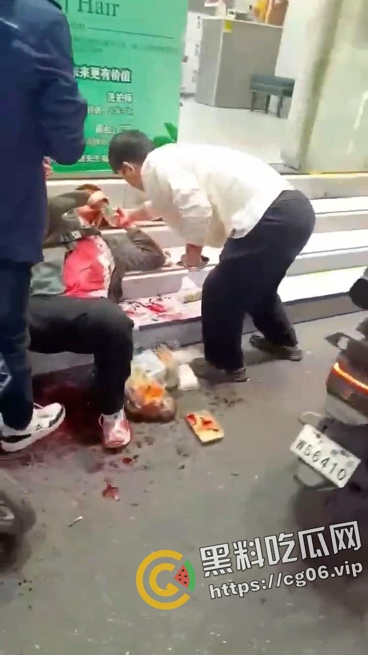 广州天河区斯维珈理发沙龙 顾客不满发型与理发师起冲突 被理发师扎爆眼球 现场画面曝光 过于血腥-4