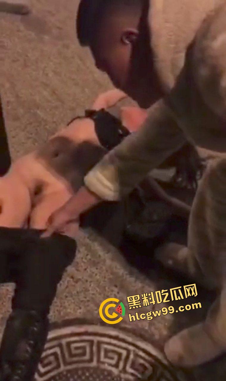 广东佛山反差人妻小少妇【张霞】当小三偷情被活捉,街头扒光衣物露奶露逼殴打谩骂!独家曝光流出!-6
