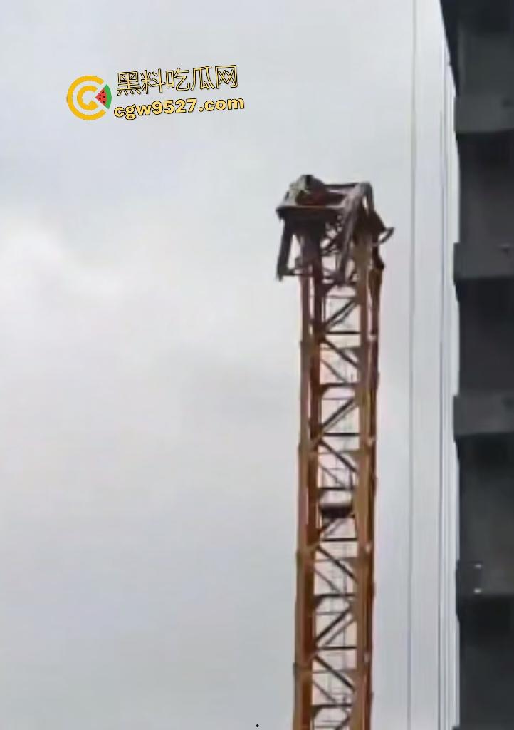 成都成华区塔吊坍塌，塔吊头扭曲，直接把人压在半空中，这塔吊都能倒塌，谁还敢住这房子？-6