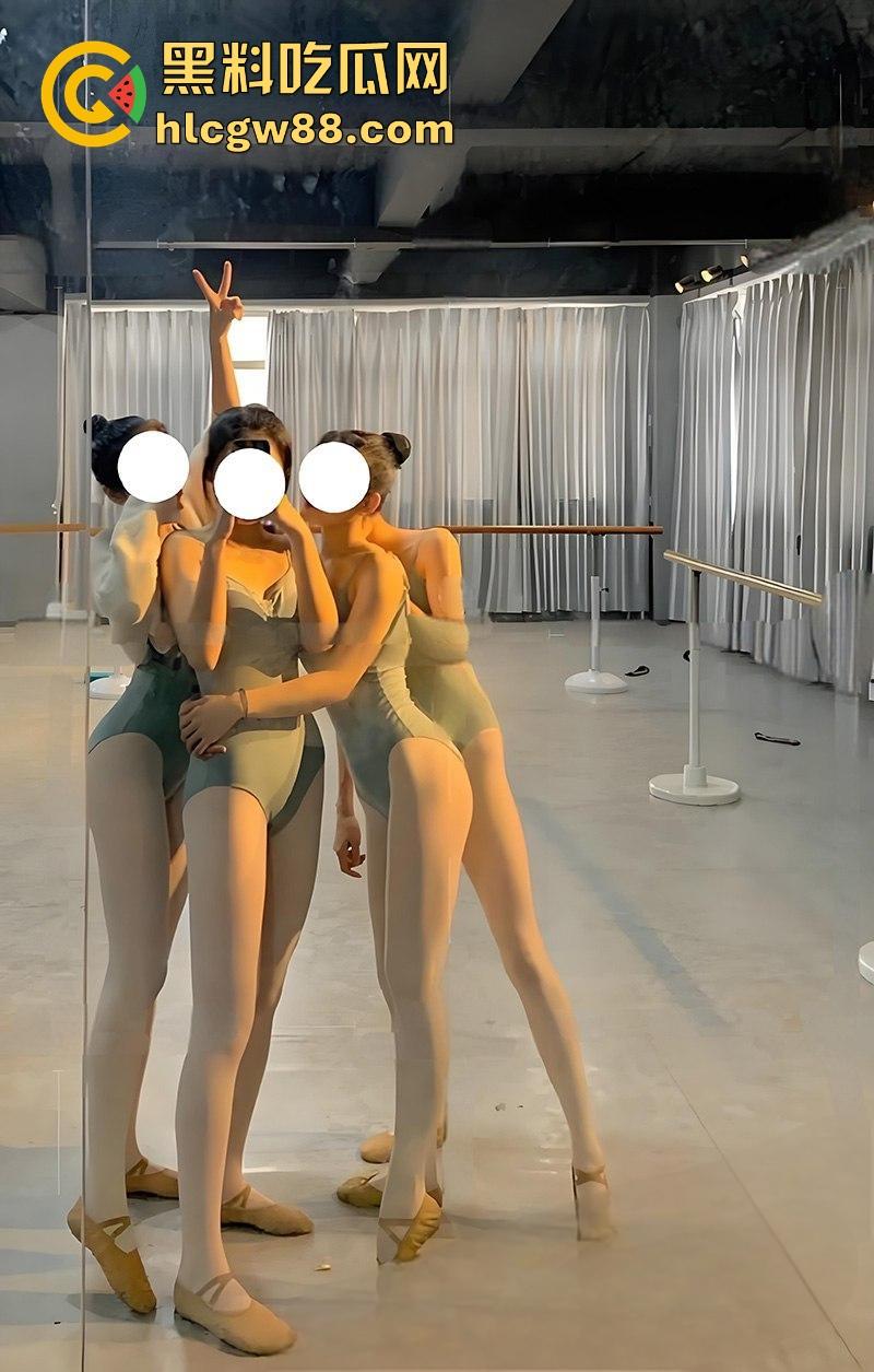 西安美院舞蹈系女神【范钿】竟是反差母狗,修长美腿穿舞蹈服性感爆表,私下被主人玩弄后入猛操!-1