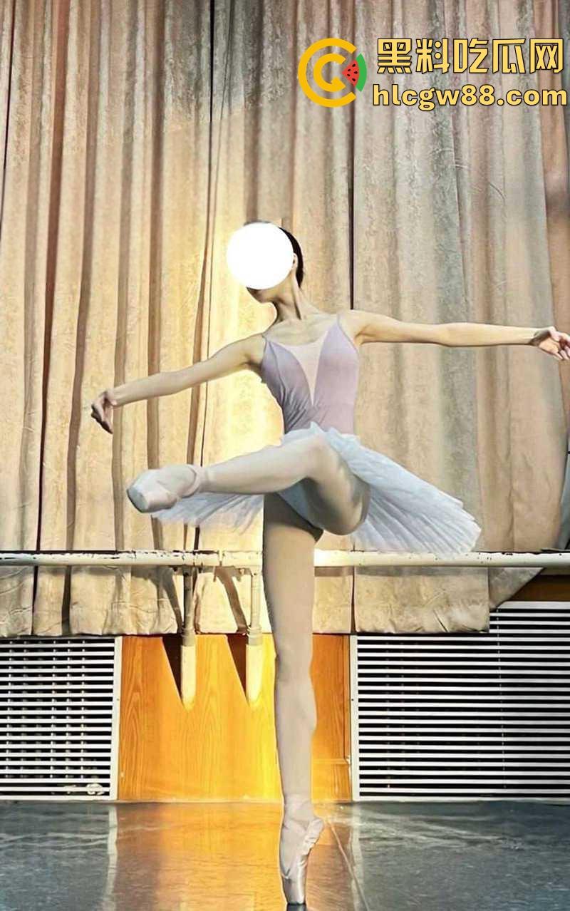 西安美院舞蹈系女神【范钿】竟是反差母狗,修长美腿穿舞蹈服性感爆表,私下被主人玩弄后入猛操!-2