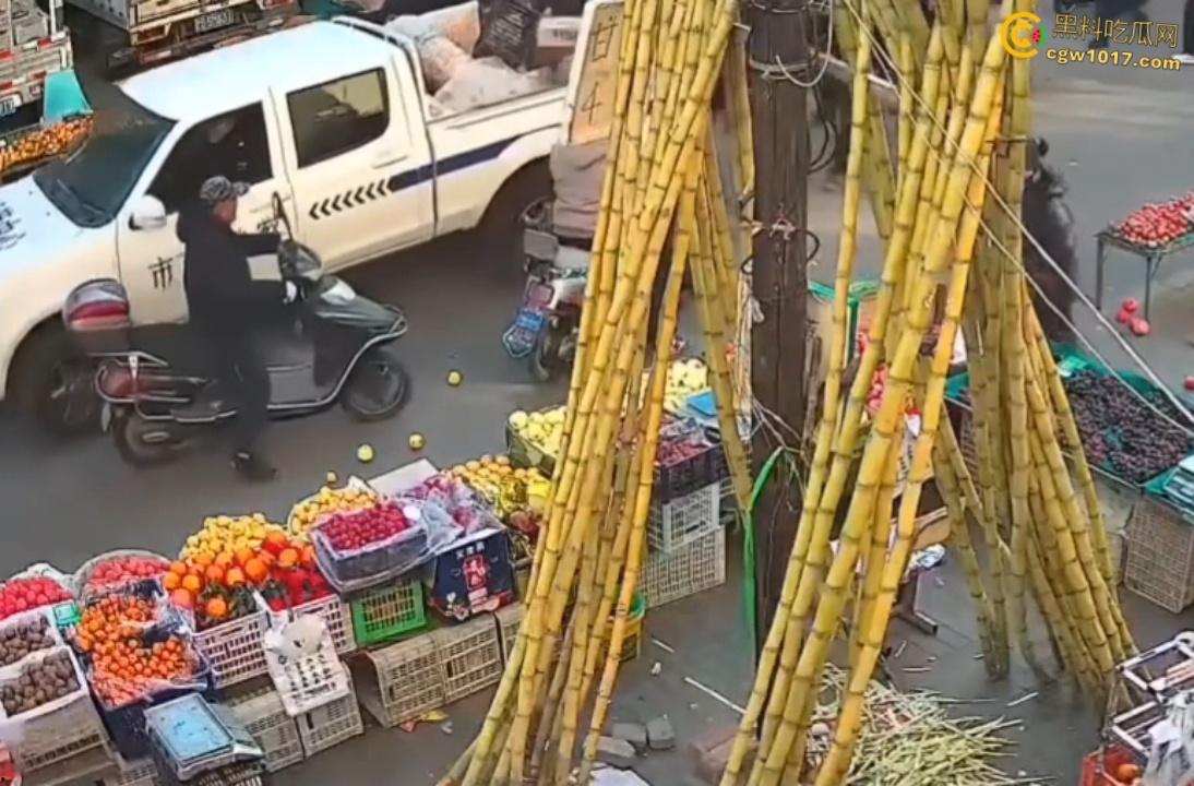 辽宁丹东城管暴力执法,多次提醒水果摊占用道路,直接掀翻小贩苦苦求饶,摊位瞬间空荡,这活该占道太解气了啊!-3