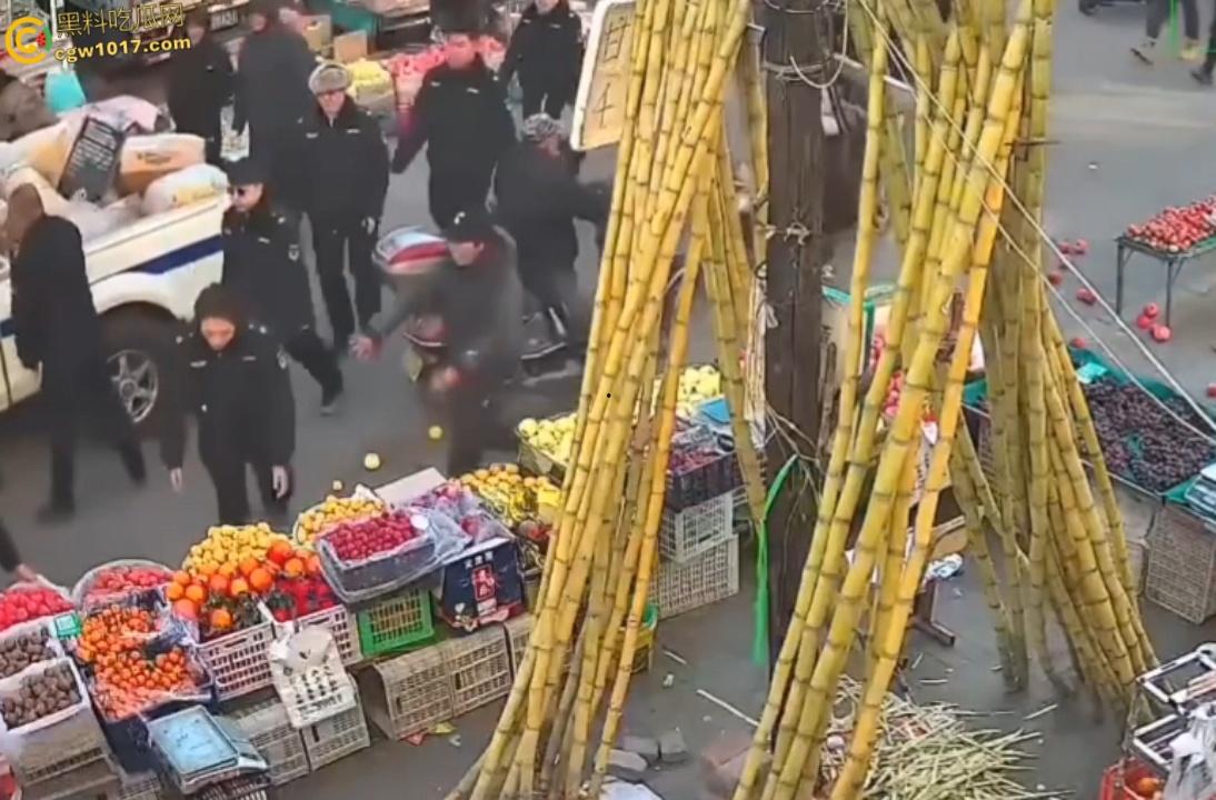 辽宁丹东城管暴力执法,多次提醒水果摊占用道路,直接掀翻小贩苦苦求饶,摊位瞬间空荡,这活该占道太解气了啊!-4