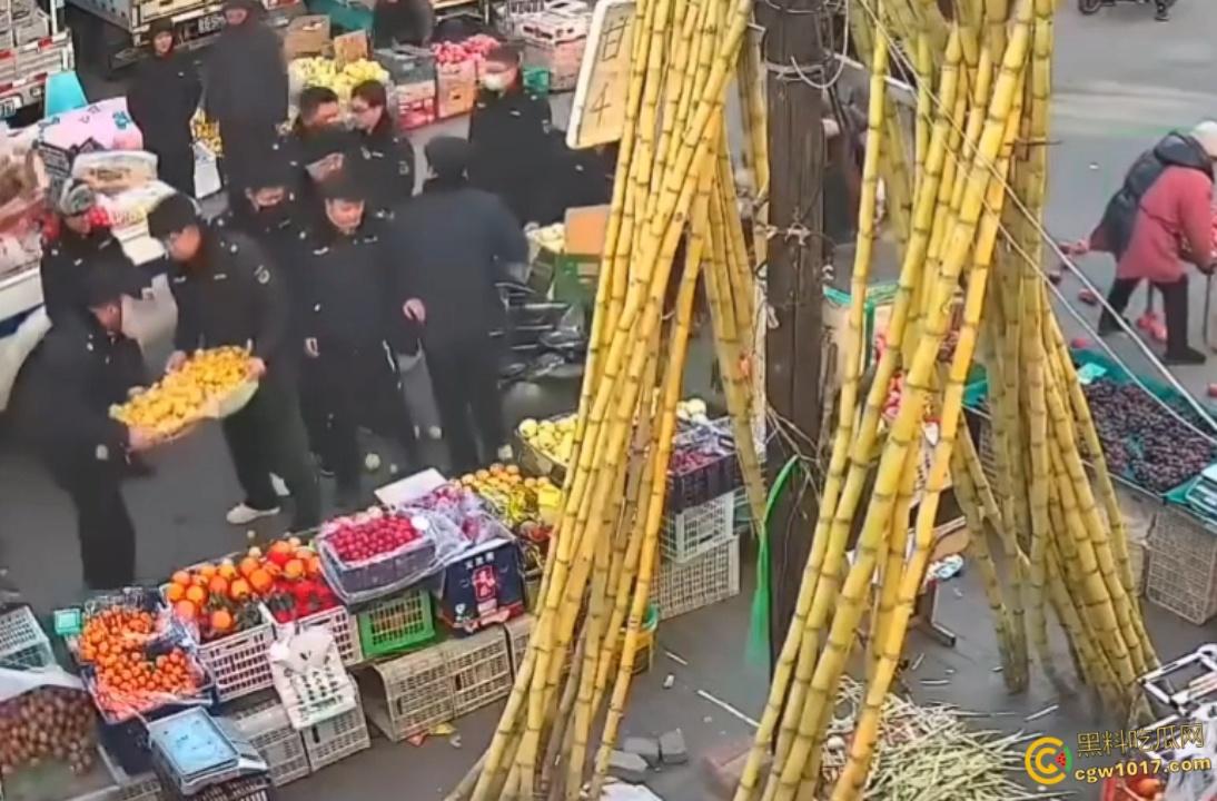 辽宁丹东城管暴力执法,多次提醒水果摊占用道路,直接掀翻小贩苦苦求饶,摊位瞬间空荡,这活该占道太解气了啊!-5
