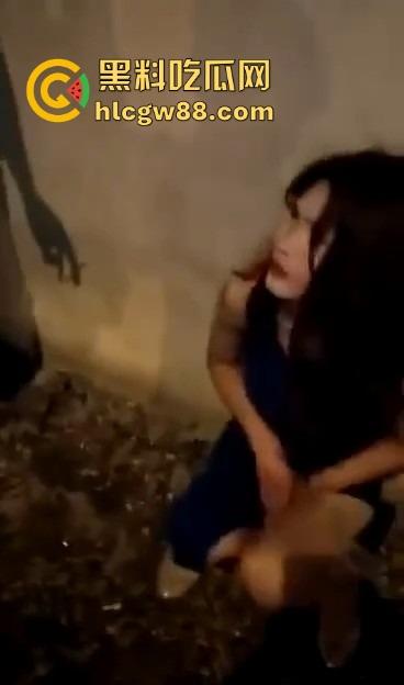 兄弟泰国嫖娼2000元找了个极品美女,关灯大战半天插不进去,一开灯直接裂开,竟是个带把的人妖!-2