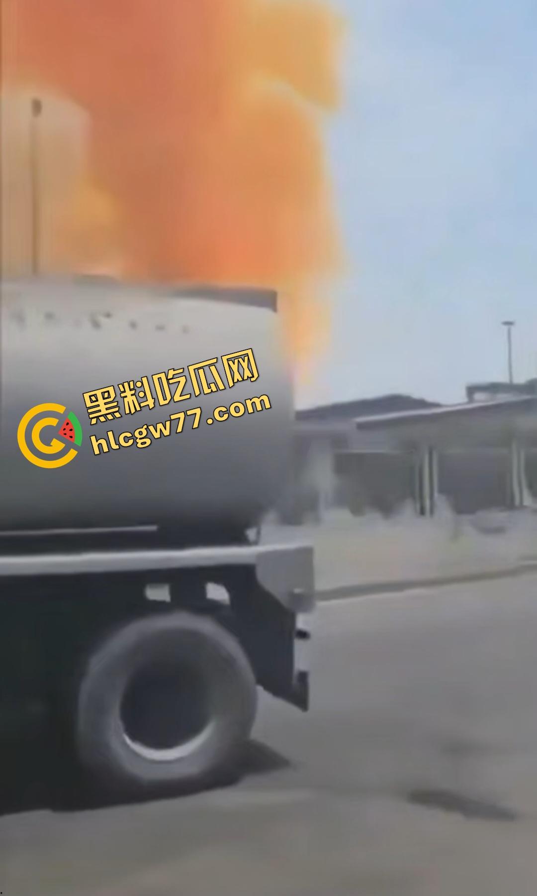 昨日伊朗沙希德拉贾伊港炸翻天!有个人玩化学品炸伤800人炸死25人,真是玩火自焚-2