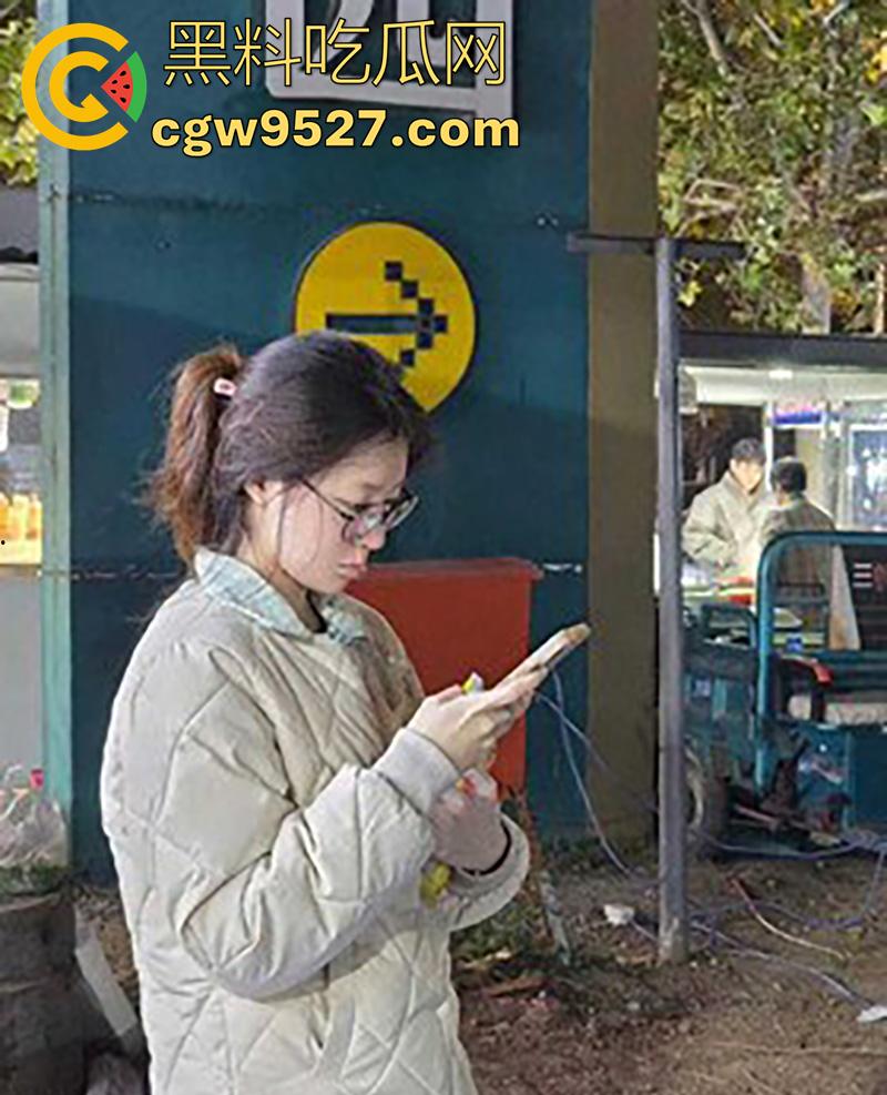 广州大学城清纯眼镜妹【刘彤彤】，出轨大屌体育生学长，小穴都要被大鸡巴撑爆了，叫声超淫荡！-3