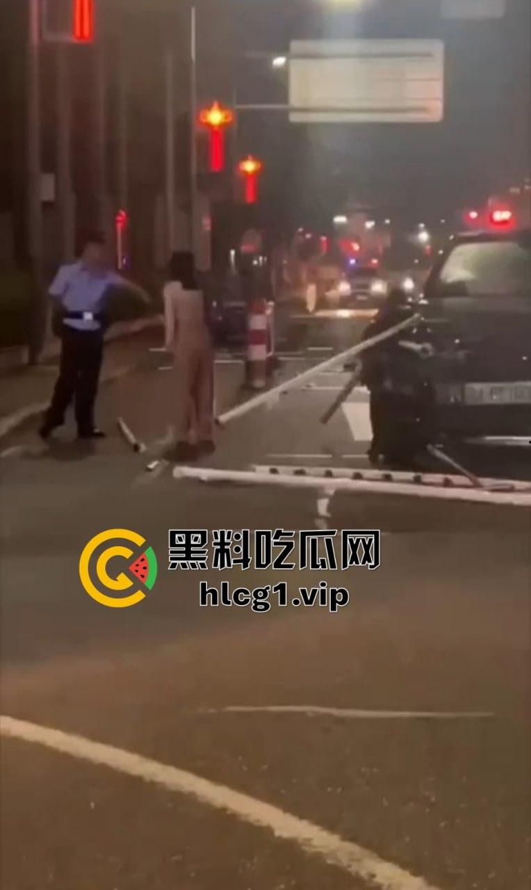 小仙女失控大闹现场！怒怼围观群众不锁死就撞死你们！当着警察面还动手打人，真把自己当仙女了？-7
