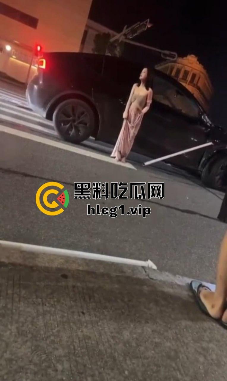 小仙女失控大闹现场！怒怼围观群众不锁死就撞死你们！当着警察面还动手打人，真把自己当仙女了？-11