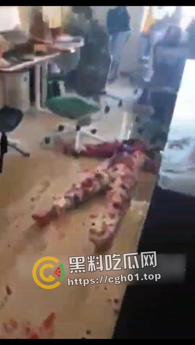 成都天府二街砍人事件!连砍三人 直接封喉 凶手跳楼 物业都不敢上去抓 血腥现场直达-1