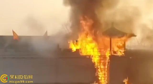 假戏成真,开封清明上河园表演节目《东京保卫战》炮位偏移引起大火,网友直呼票值了-1