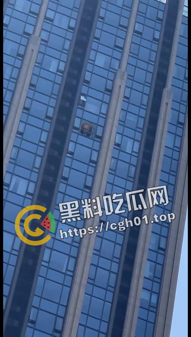 成都天府二街砍人事件!连砍三人 直接封喉 凶手跳楼 物业都不敢上去抓 血腥现场直达-9