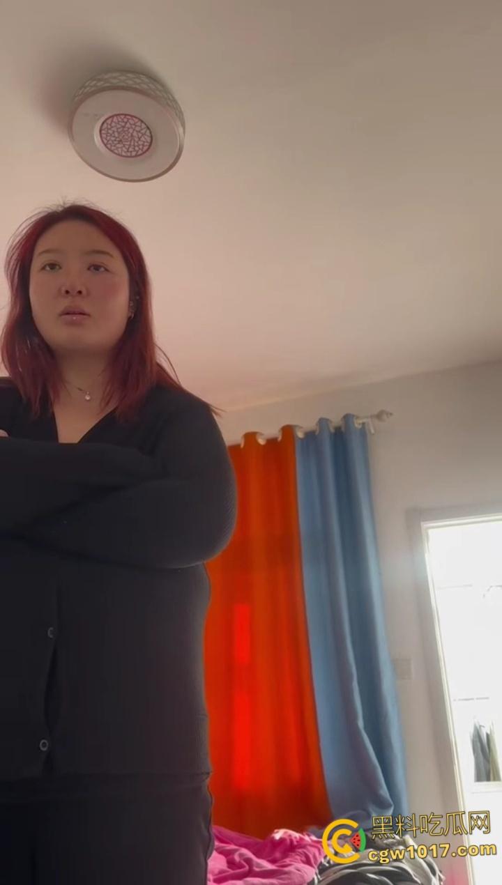 趁老公不在把情人带回家偷情,却没想到被逮个正着,里面穿个吊带大奶一晃一晃的,估计是想跟情人玩花的 !-4