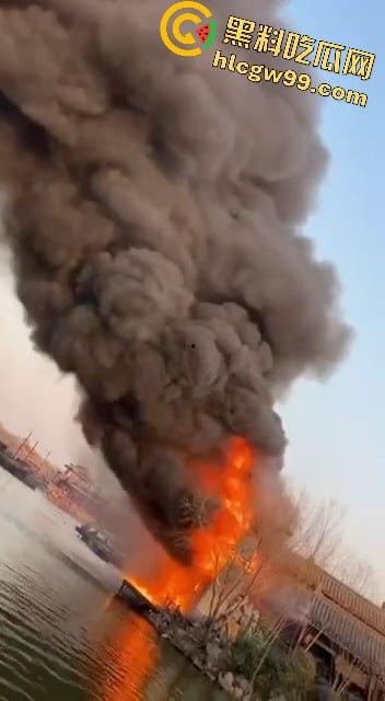 假戏成真,开封清明上河园表演节目《东京保卫战》炮位偏移引起大火,网友直呼票值了-7