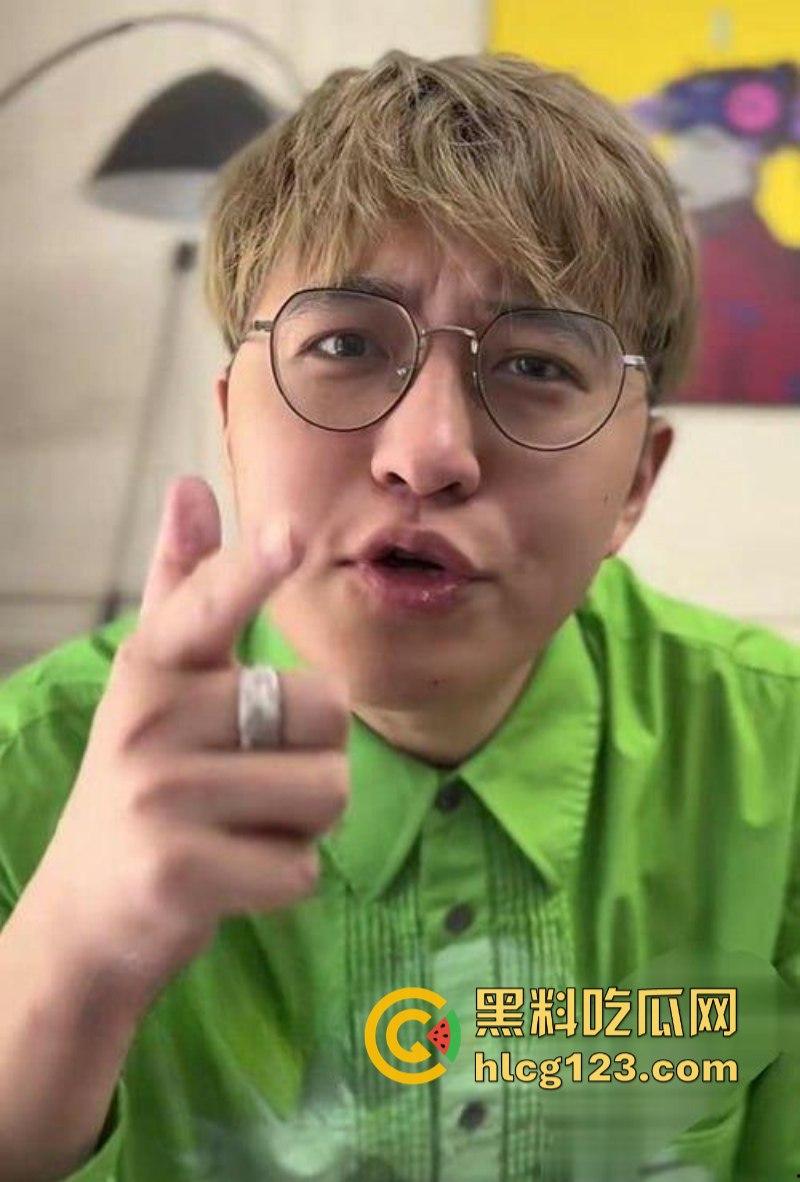 抖音网红【韭菜日记】归零后直播翻车！直播灌醉妹子后被封禁！妹子穿着情趣内裤坐在沙发上毫无意识！-2