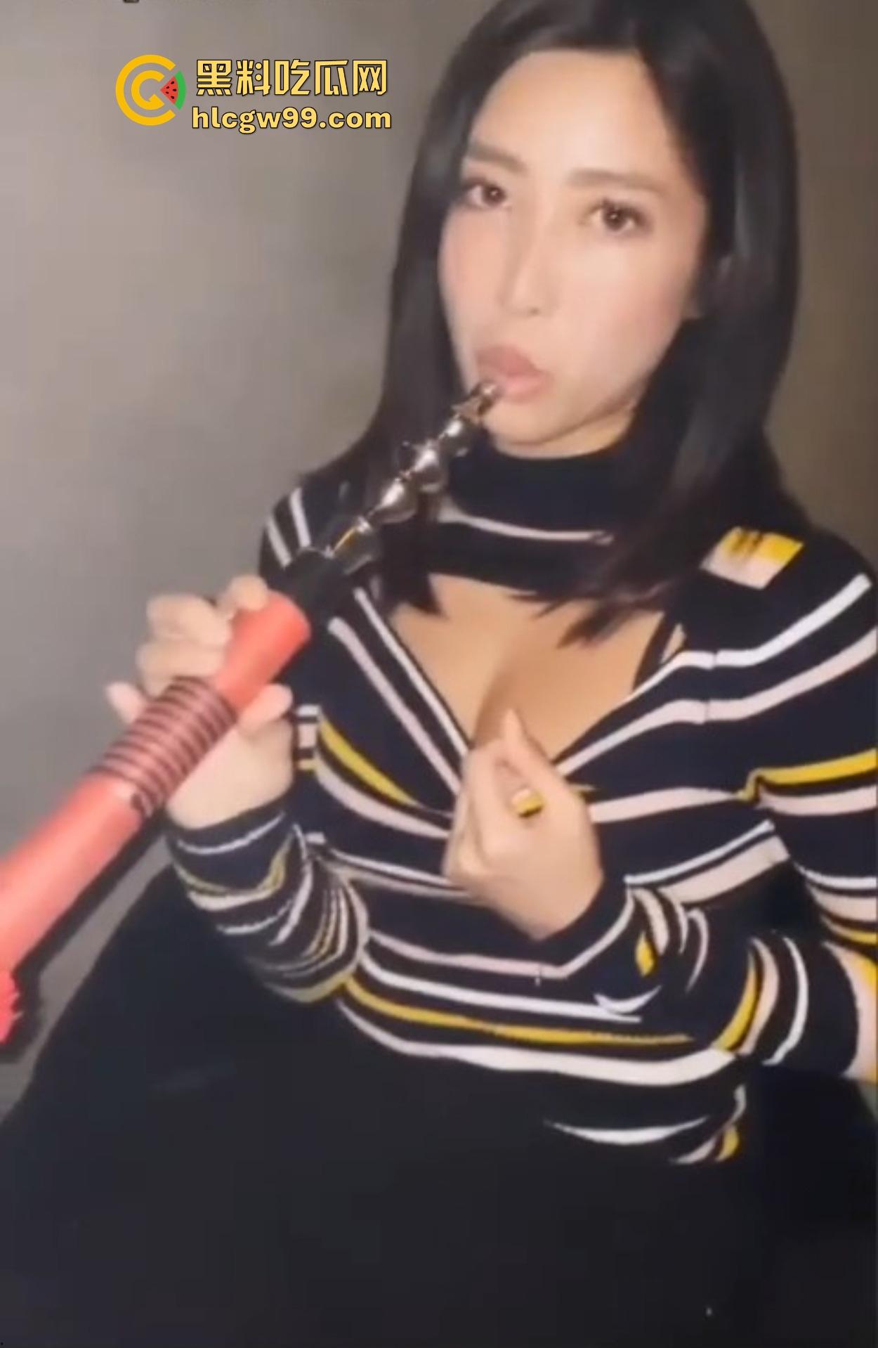 英国留学生姐妹花双飞老外性爱录像曝光,吸嗨后大街拉人到酒店,求着老外洋屌颜射,还舔的干干净净!-1