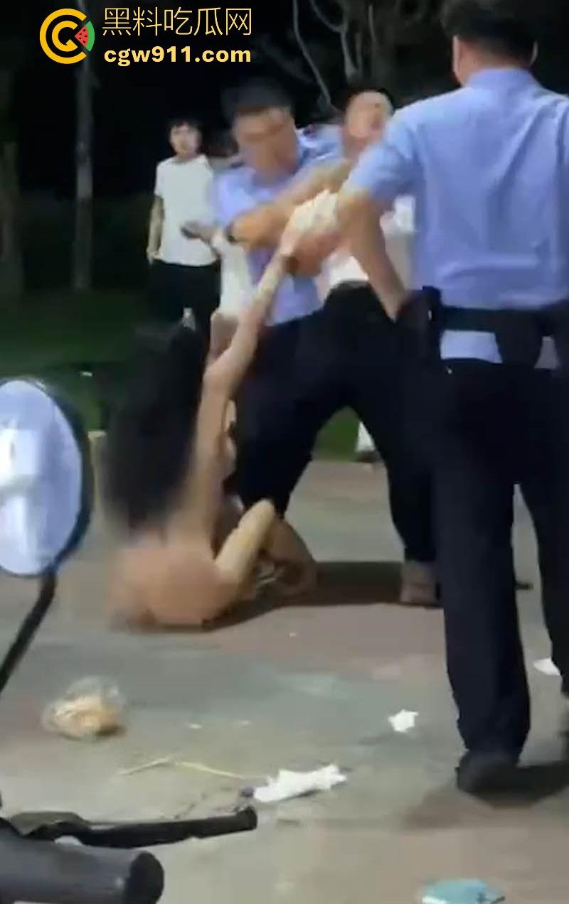 醉酒女深夜脱衣闹事视频流出,豪乳翘臀野外狂奔,小骚逼一览无遗,被路人围观录视频!-7