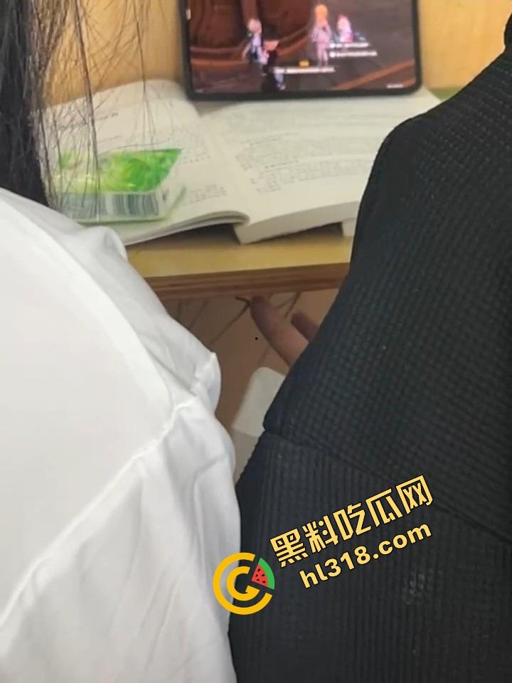 工商大课堂情侣上演当众扣逼，女的一边听课一边夹腿呻吟，逼水湿透凳子，老师讲高数她在学生物！-12