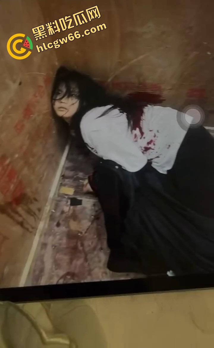 职高出高人了,网传刀仔因爱生恨现场干翻情敌,热恋变命案,职高修罗场上演现实版血色青春!-13