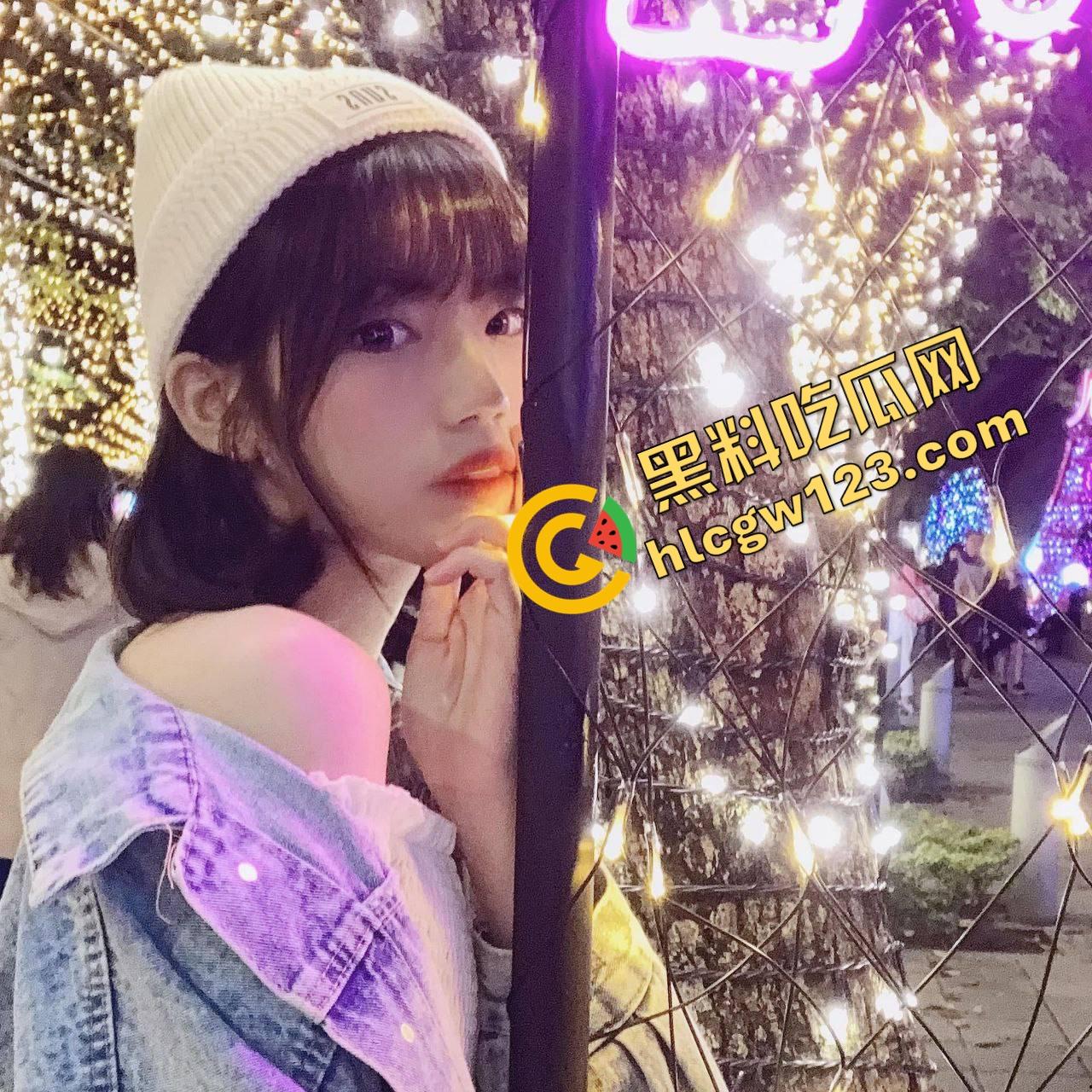 爸妈还在客厅看电视,弟弟偷偷溜进姐姐闺房强上亲姐,操的姐姐忍不住大叫...竟差点被爸妈发现!-2