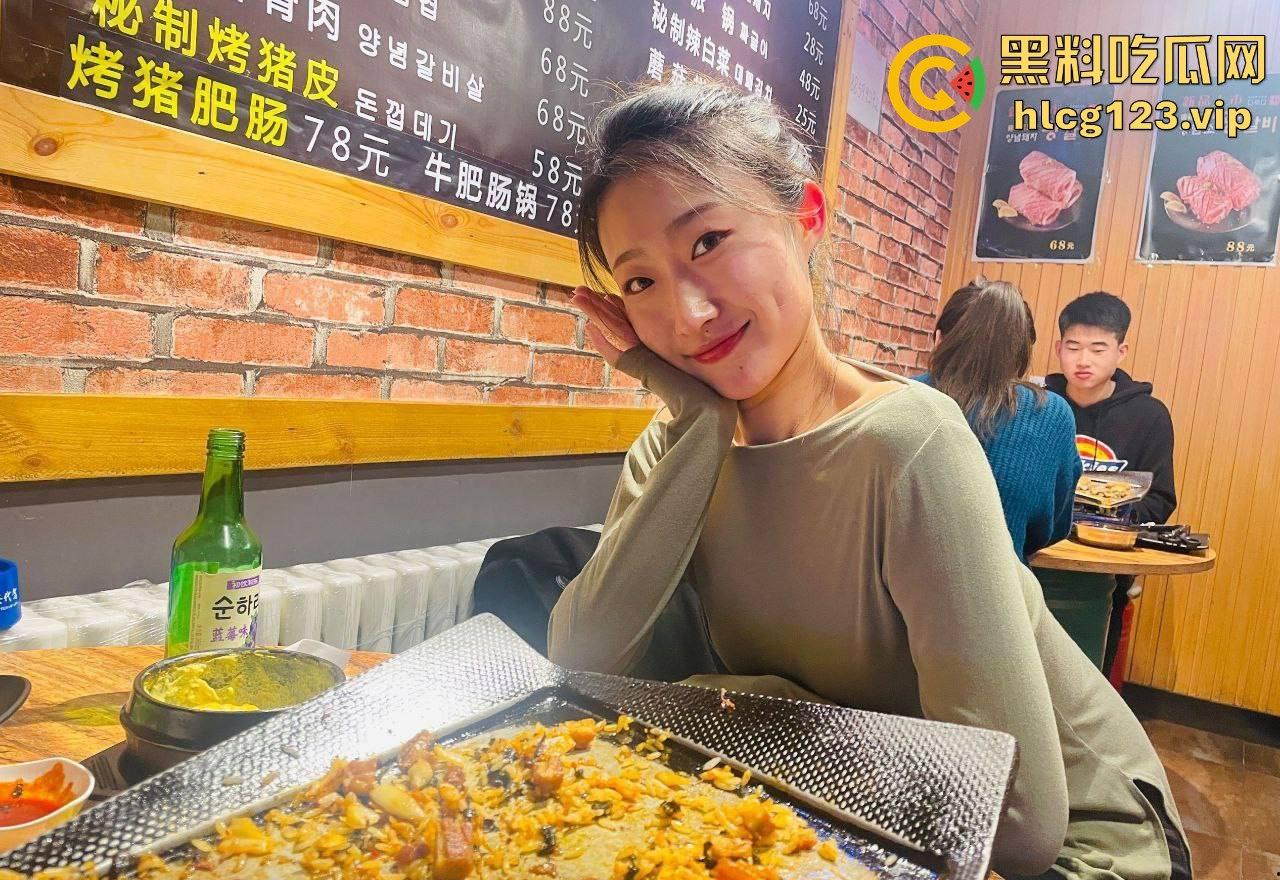 郑州情侣做爱视频意外流出!清纯妹子玩得花样百出,扶镜后入口爆还写字,骚得不要不要的!-2