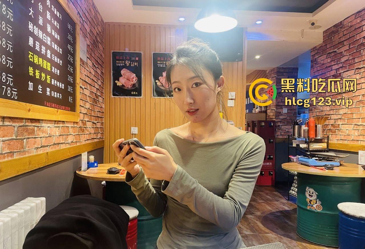 郑州情侣做爱视频意外流出!清纯妹子玩得花样百出,扶镜后入口爆还写字,骚得不要不要的!-3