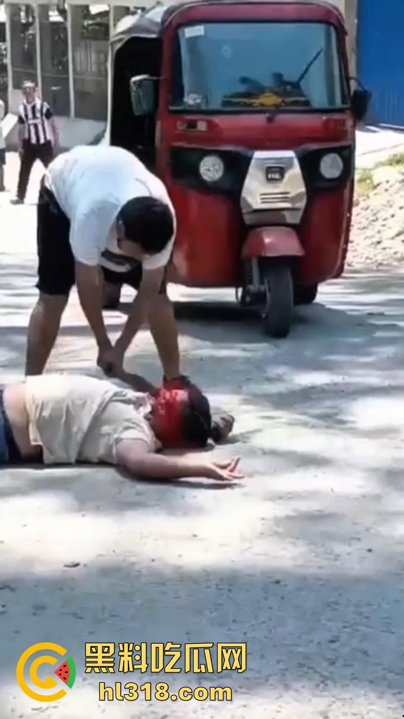 哥伦比亚绿帽男的愤怒,老婆被睡当街砍人,对着脑袋疯狂输出,操别人老婆的代价不小啊!-3