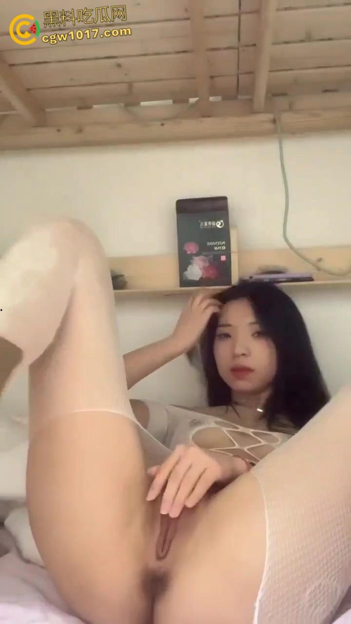 四川成都中医药大学【满雨涵】,天生母狗奴性十足,为取悦男友宿舍情趣白丝自慰,胴体白嫩娇喘诱人!-5
