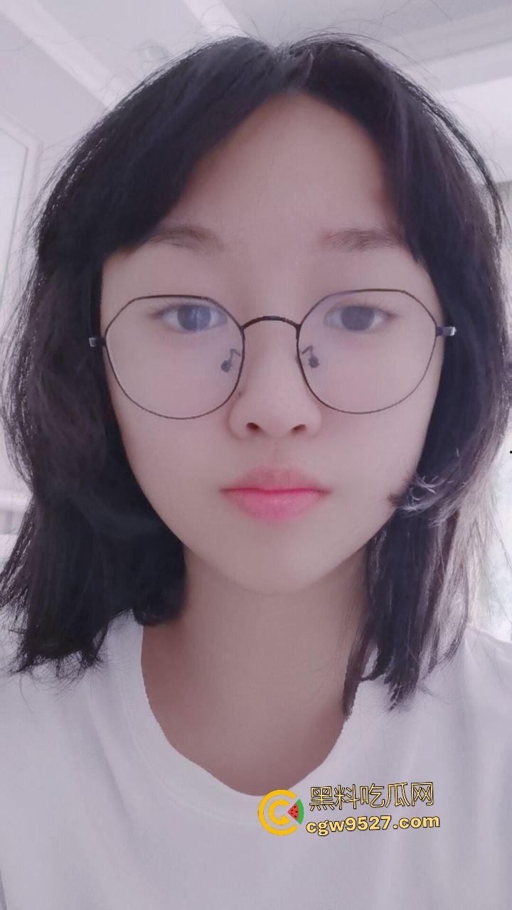 眼镜学霸妹初次开穴，男友帮其解压狂插骚穴，还捆绑双手玩起调教，学妹秒变淫娃喷潮，真是隐藏骚逼！-1