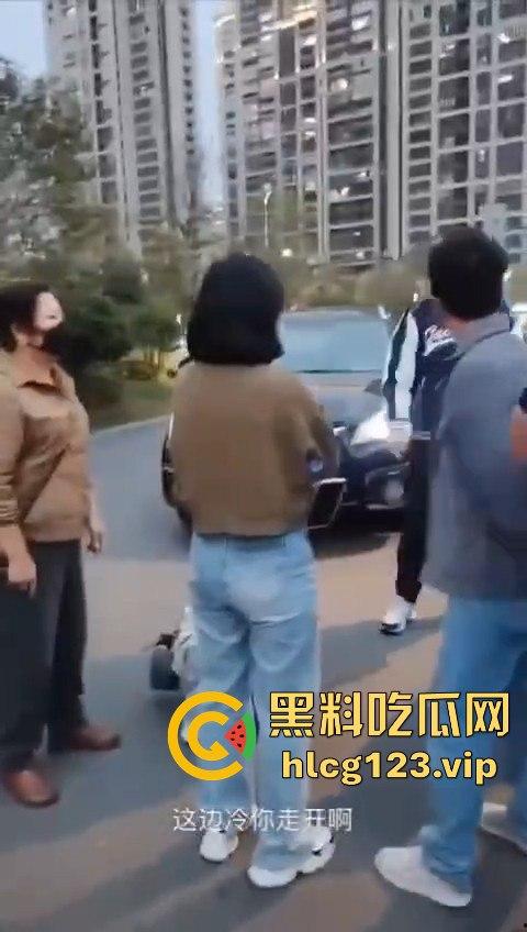 小仙女还敢躺车前？男子一脚油门5000转，送你回天上，这碾压得跟异形一样！-7