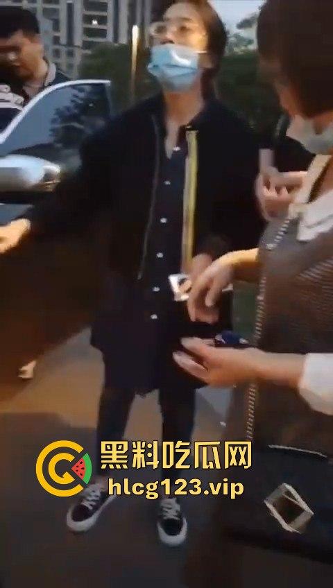 小仙女还敢躺车前？男子一脚油门5000转，送你回天上，这碾压得跟异形一样！-9