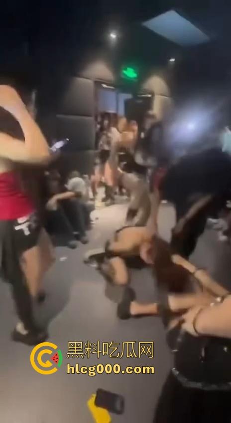 极品精神小妹当街厮杀,扯头发拳打胸脚踹逼招招致命,像头发疯的母牛一样,拦都拦不住!-2