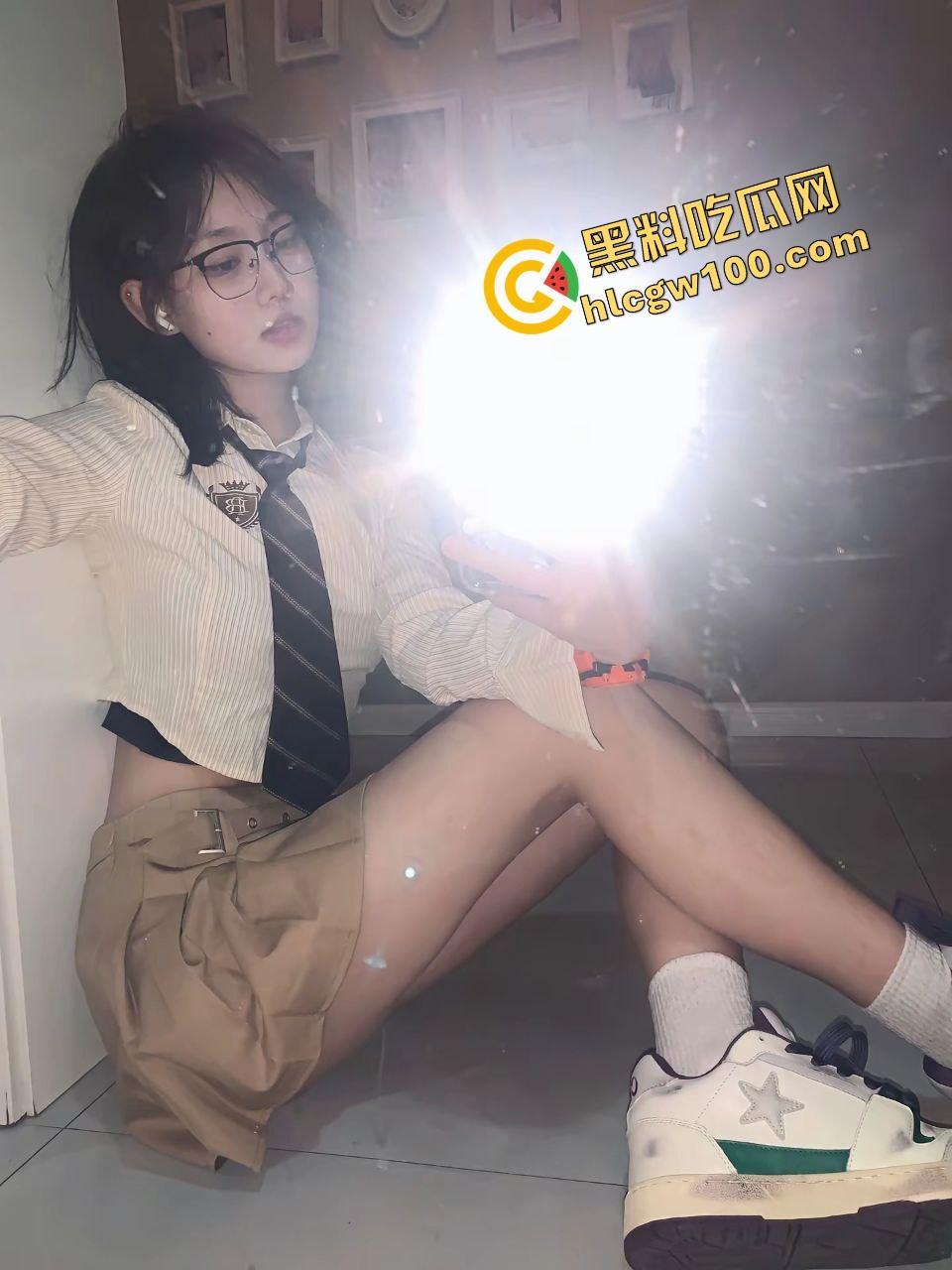 四川绵阳社会骚鸡【周梦瑶】极品御姐骚鸡露奶私拍，白虎粉逼爆操至喷水一地！独家曝光流出！-2