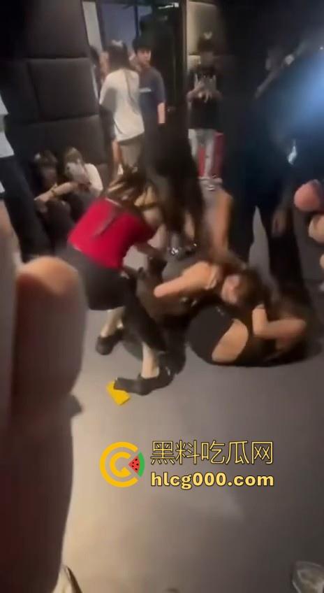极品精神小妹当街厮杀,扯头发拳打胸脚踹逼招招致命,像头发疯的母牛一样,拦都拦不住!-3