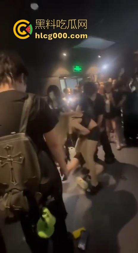 极品精神小妹当街厮杀,扯头发拳打胸脚踹逼招招致命,像头发疯的母牛一样,拦都拦不住!-5