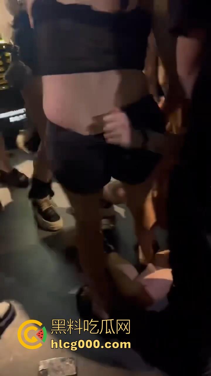 极品精神小妹当街厮杀,扯头发拳打胸脚踹逼招招致命,像头发疯的母牛一样,拦都拦不住!-7