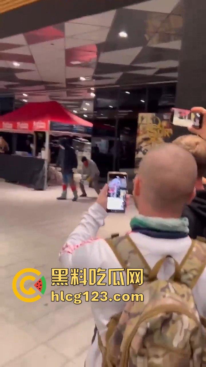 西班牙会展惊现火男!大玩行为艺术竟欲火焚身,警察都以为是极端分子!-3