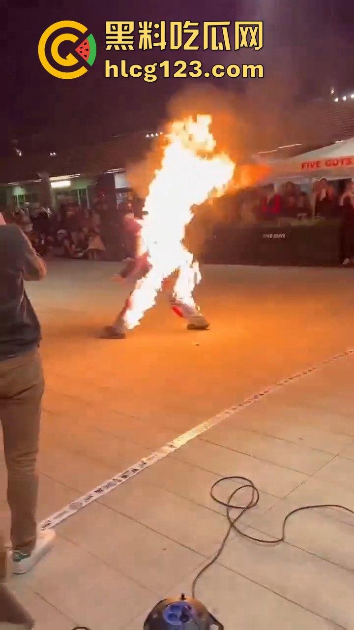 西班牙会展惊现火男!大玩行为艺术竟欲火焚身,警察都以为是极端分子!-8