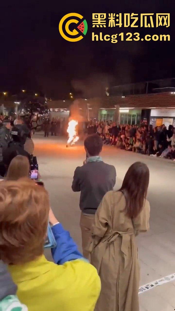 西班牙会展惊现火男!大玩行为艺术竟欲火焚身,警察都以为是极端分子!-9