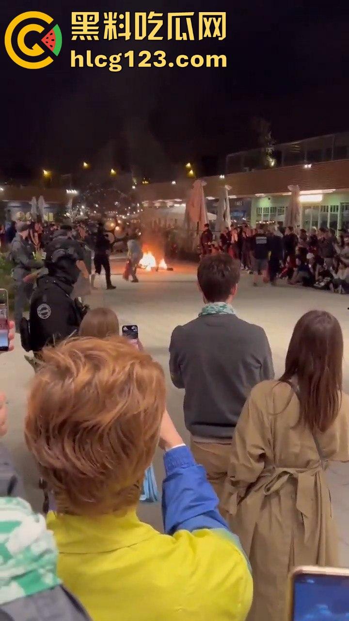 西班牙会展惊现火男!大玩行为艺术竟欲火焚身,警察都以为是极端分子!-10