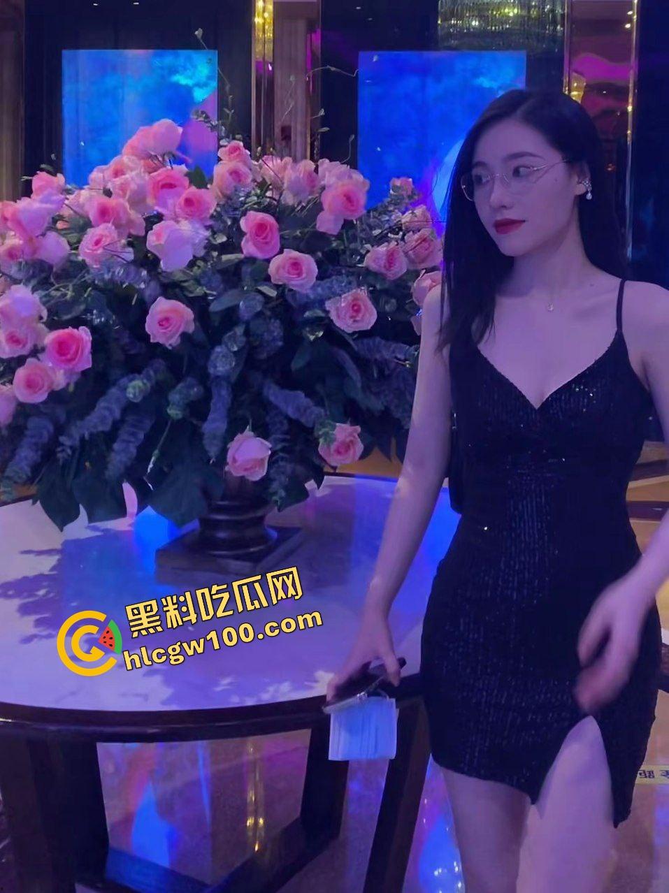 湖北荆门酒店前台小姐【夏妍熙】特殊服务上门约炮大哥,落地镜抱操上位诱惑榨精,独家曝光流出!-2