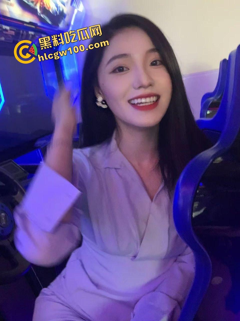 湖北荆门酒店前台小姐【夏妍熙】特殊服务上门约炮大哥,落地镜抱操上位诱惑榨精,独家曝光流出!-4