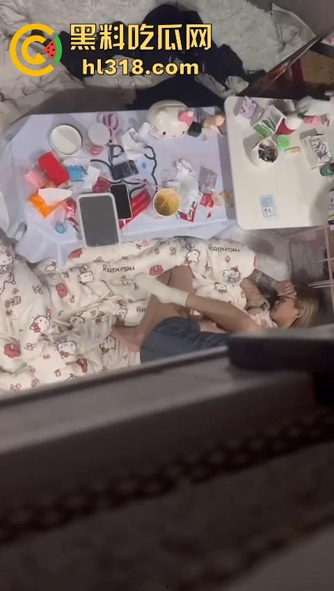 骚逼精神小妹把男朋友带回宿舍打炮，席地而坐直接猛插，现场鲜艳无比，妹子上铺室友看得逼都快湿了！-7