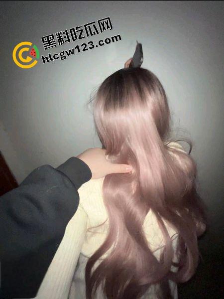 哥哥不在家，弟弟偷拉嫂子楼道猛操，抱着嫂子骚逼无套狂干射满嘴，事后聊骚曝哥哥也爱口爆！-4