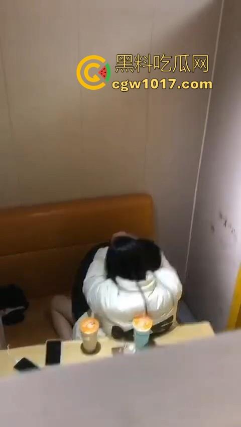 情侣奶茶包间偷吃禁果,孤男寡女共处一室性瘾上头,直接脱裤子就是干,女上主动骑乘榨精,羡慕小哥!-2